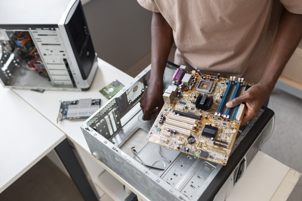 Un technicien effectuant une maintenance informatique sur un ordinateur portable.